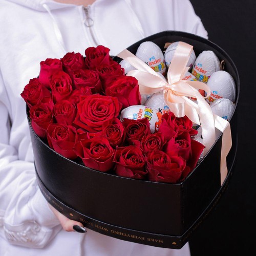Купить на заказ Коробка роз и киндеров с доставкой в Рудном
